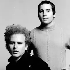 Simon & Garfunkel, icone di "the sound of silence significato", posano in un ritratto in bianco e nero.