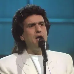 Toto Cutugno canta "Solo noi", un classico delle canzoni italiane, con la sua voce inconfondibile.