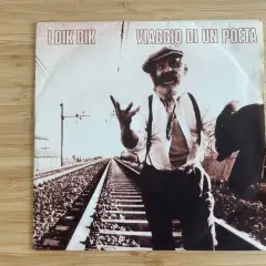 Copertina disco "Viaggio di un poeta" I Dik Dik: un uomo con cappello e barba, in piedi sui binari, sembra narrare storie.