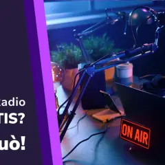 Microfoni, cuffie e laptop in uno studio radiofonico. La scritta "ON AIR" illumina la scena, suggerendo una radio senza pubblicità, libera e creativa.