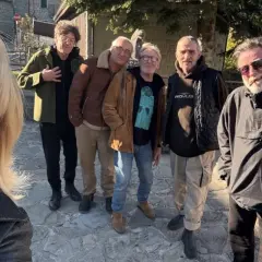 Un gruppo di musicisti del consorzio suonatori indipendenti posa all'aperto, con una donna in primo piano.