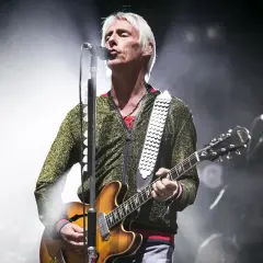 Paul Weller, con la sua chitarra, canta sul palco, un'icona delle canzoni di Paul Weller.