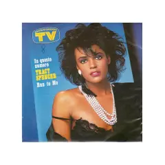 Tracy Spencer, con un look audace e un sorriso seducente, ci invita a correre da lei con il suo brano "Run to Me".