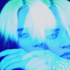 Billie Eilish, icona del pop alternativo, con capelli verdi e blu, in un'immagine surreale che evoca il suo genere musicale unico.