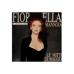 Fiorella Mannoia, con il suo look iconico, interpreta "Le notti di maggio" in un'immagine che evoca la magia del Festival di Sanremo.