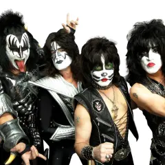 I quattro membri della band rock Kiss, con il loro iconico trucco e costumi, posano per una foto.