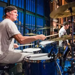 Chad Smith, chitarrista dei Red Hot Chili Peppers, suona la batteria con passione.