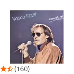 Vasco Rossi canta "Siamo soli noi" con occhiali da sole e giacca di pelle.