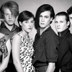I membri di The Human League posano per un ritratto in bianco e nero, con look distintivi degli anni '80.
