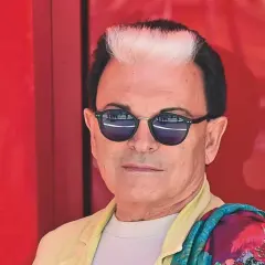 Cristiano Malgioglio, con i suoi capelli bicolore e occhiali da sole, pronto a raccontare le sue canzoni scritte.