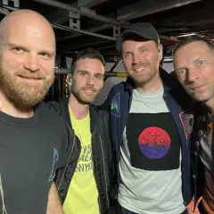 I membri dei Coldplay, Will Champion, Guy Berryman, Jonny Buckland e Chris Martin, sorridono in un selfie dietro le quinte.