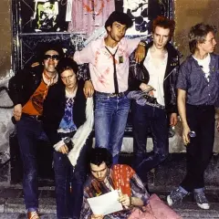 Un gruppo di punk con abiti strappati e capelli colorati, un'icona di ribellione. "Never mind the bullock", dicevano, sfidando il mondo.