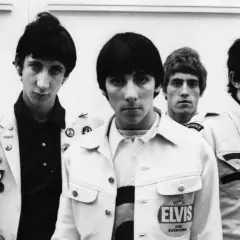 I quattro membri di the who cantante posano per una foto. Il cantante Roger Daltrey è in primo piano, con Pete Townshend, John Entwistle e Keith Moon alle sue spalle.