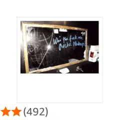 Specchio con scritta "Who the fuck are Arctic Monkeys?", un riferimento all'album di Arctic Monkeys.
