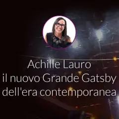 Achille Lauro, il nuovo Grande Gatsby, canta sul palco. Le sue canzoni evocano un'era contemporanea.