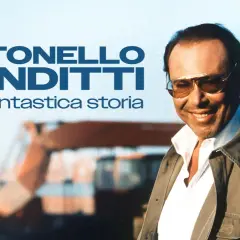 Antonello Venditti sorride, con occhiali da sole e giacca, in un'immagine che evoca un ricordo di settembre e una fantastica storia.