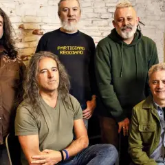 I Modena City Ramblers, i ribelli della montagna, posano per una foto di gruppo.