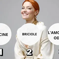 Noemi sorride, con tre cerchi che rappresentano le sue canzoni: "Glicine", "Briciole" e "L'amore si odia".