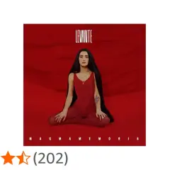 Copertina dell'album di Levante, "Magmamemoria", con la cantante in posa su sfondo rosso.