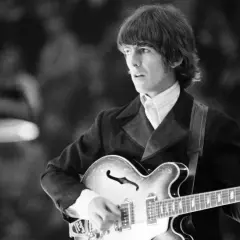 George Harrison, con la sua chitarra, crea le melodie indimenticabili delle sue canzoni.