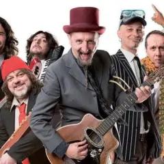 I membri della Bandabardò, con strumenti e cappelli stravaganti, pronti a suonare le loro canzoni.