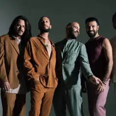 I Negramaro, uniti come in "Quel posto che non c'è", posano in un ritratto di gruppo.
