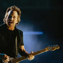 Eddie Vedder con la sua chitarra sul palco, un momento intenso della sua band.