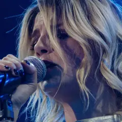 Emma Marrone canta con passione, le sue canzoni risuonano nell'aria.