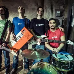 Quattro ragazzi con magliette a tema musicale, pronti a fare rock. Un gruppo di giovani artisti italiani.