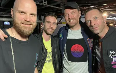 I membri dei Coldplay, Will Champion, Guy Berryman, Jonny Buckland e Chris Martin, sorridono in un selfie dietro le quinte.
