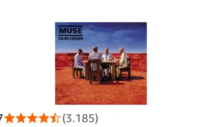 Copertina dell'album "Black Holes & Revelations" dei Muse, con la band seduta attorno a un tavolo in un paesaggio desertico.