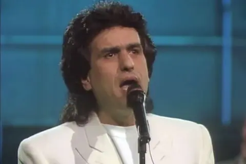 Toto Cutugno canta "Solo noi", un classico delle canzoni italiane, con la sua voce inconfondibile.