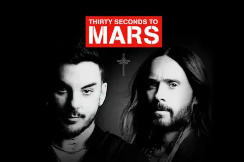 Jared Leto e Shannon Leto dei Thirty Seconds to Mars, con il logo della band in rosso.