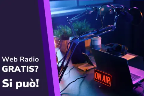 Microfoni, cuffie e laptop in uno studio radiofonico. La scritta "ON AIR" illumina la scena, suggerendo una radio senza pubblicità, libera e creativa.
