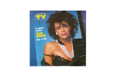 Tracy Spencer, con un look audace e un sorriso seducente, ci invita a correre da lei con il suo brano "Run to Me".