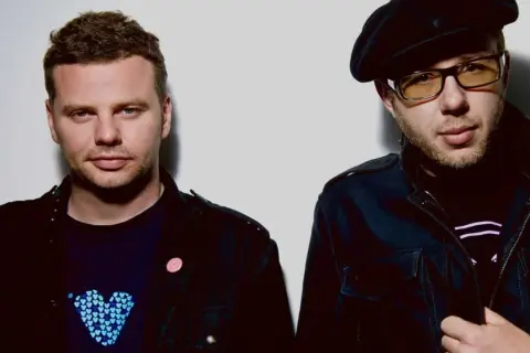 I due membri dei Chemical Brothers, Tom Rowlands e Ed Simons, posano per un ritratto. Le loro canzoni sono iconiche.
