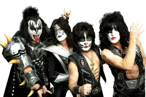 I quattro membri della band rock Kiss, con il loro iconico trucco e costumi, posano per una foto.