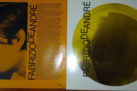 Copertina album "tutti morimmo a stento" di Fabrizio De André, con profilo di un uomo su sfondo giallo e testo verticale.
