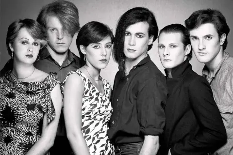 I membri di The Human League posano per un ritratto in bianco e nero, con look distintivi degli anni '80.