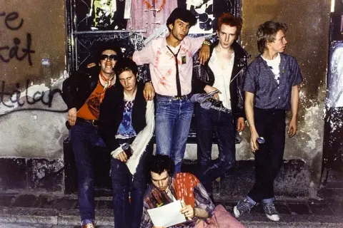 Un gruppo di punk con abiti strappati e capelli colorati, un'icona di ribellione. "Never mind the bullock", dicevano, sfidando il mondo.