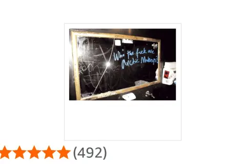 Specchio con scritta "Who the fuck are Arctic Monkeys?", un riferimento all'album di Arctic Monkeys.