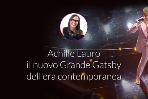 Achille Lauro, il nuovo Grande Gatsby, canta sul palco. Le sue canzoni evocano un'era contemporanea.