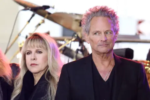 Stevie Nicks e Lindsey Buckingham, icone dei Fleetwood Mac, sul palco.