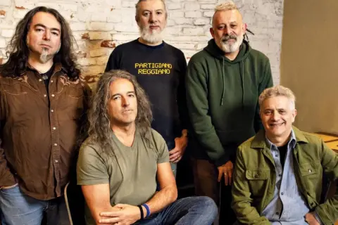 I Modena City Ramblers, i ribelli della montagna, posano per una foto di gruppo.