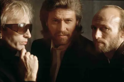I fratelli Gibb dei Bee Gees, icone delle loro indimenticabili canzoni, in un ritratto intenso.
