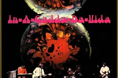 Copertina album "In-A-Gadda-Da-Vida" degli Iron Butterfly: psichedelia e musica dal vivo.