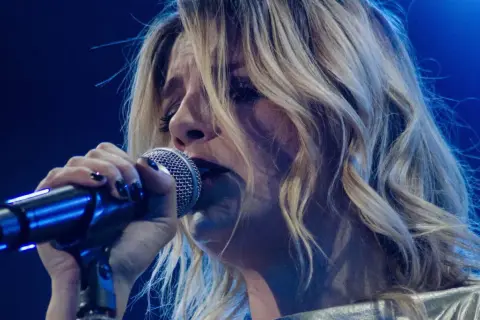 Emma Marrone canta con passione, le sue canzoni risuonano nell'aria.