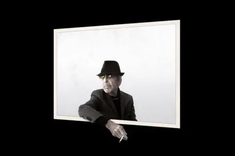Uomo con cappello e occhiali da sole, sigaretta in mano, sembra volere un'atmosfera più scura.