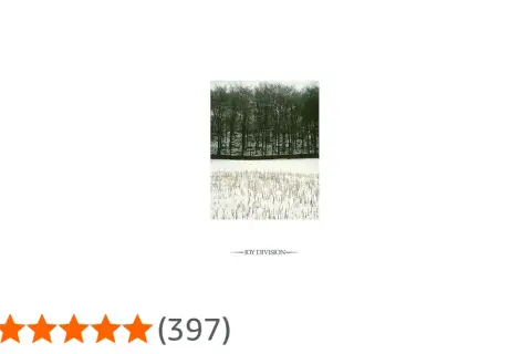 Foresta invernale spoglia e campo innevato, evocano l'atmosfera Joy Division.