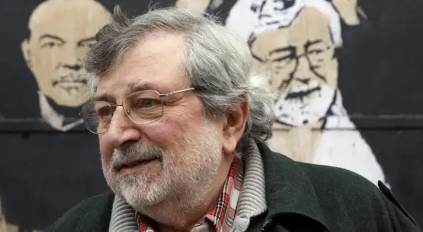 Ritratto di Francesco Guccini, con alle spalle un murale che ricorda "L'Avvelenata".